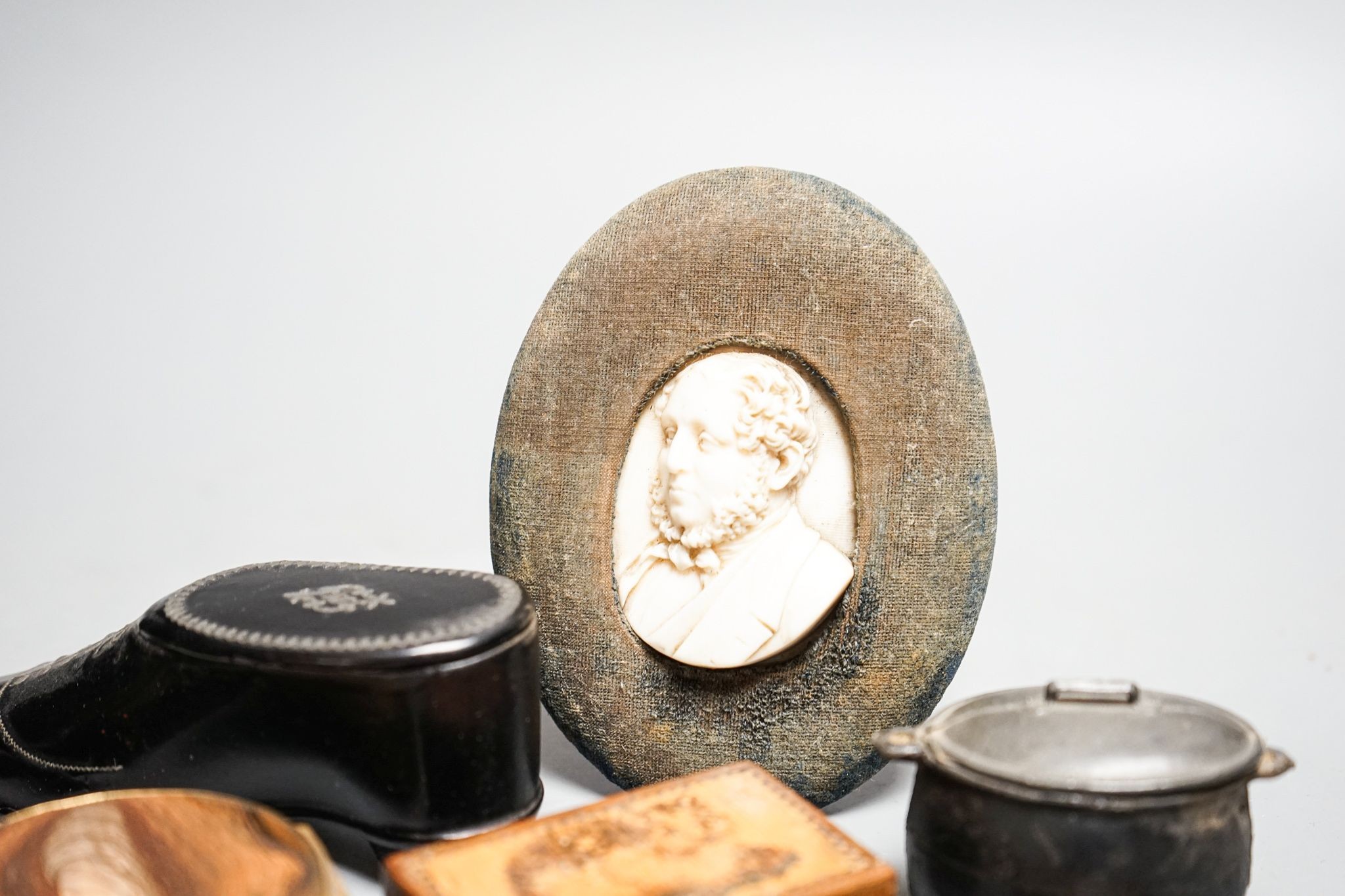 A collection of cabinet curios, including - An early 19th century miniature carved ivory bust of a gentleman, a gilt metal and agate snuff box, a George IV silver vinaigrette, by Taylor and Perry, a silver compact, a Reg
